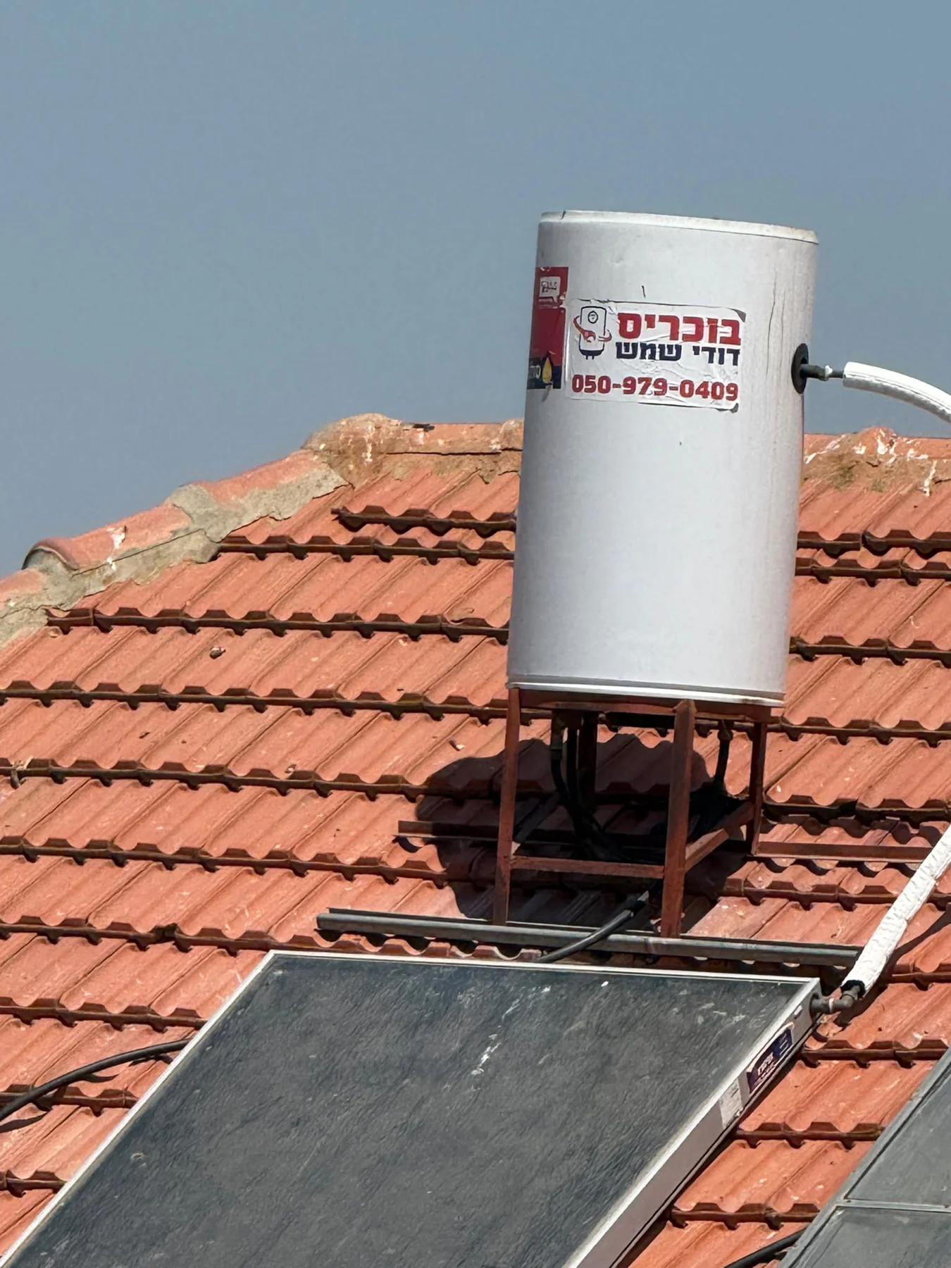 דוד שמש עם מיתוג בוכריס על גג רעפים